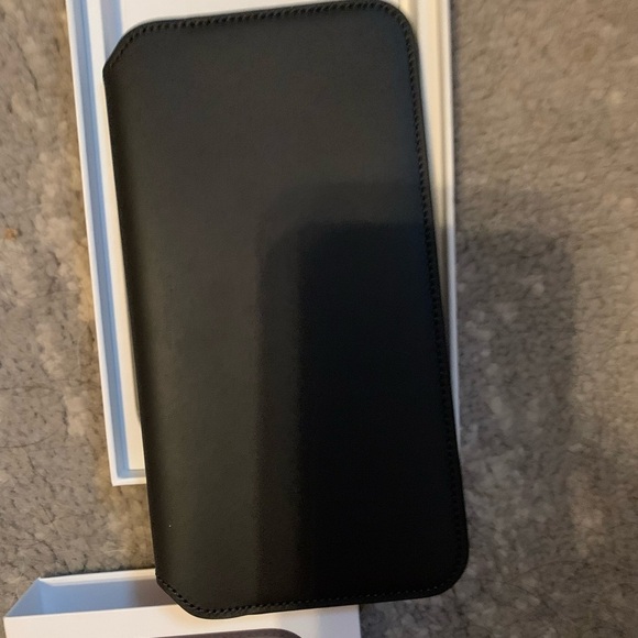 Apple iPhone 11 Pro Max Leather Folio - Black - Picture 4 of 4